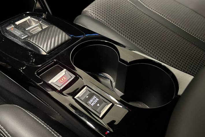 Grå Peugeot e-208 fra 2023