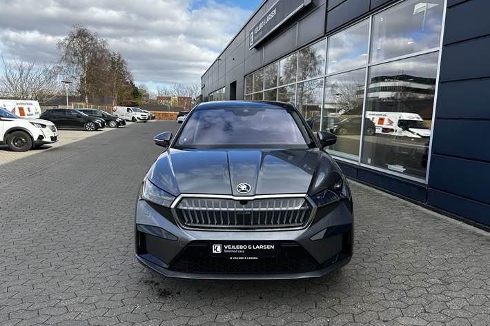 Grå Skoda Enyaq fra 2023