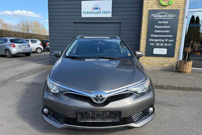 Grå Toyota Auris fra 2017