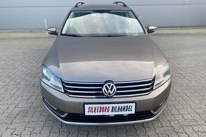 Orange VW Passat fra 2011