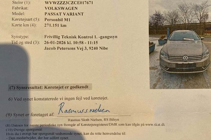 Orange VW Passat fra 2011