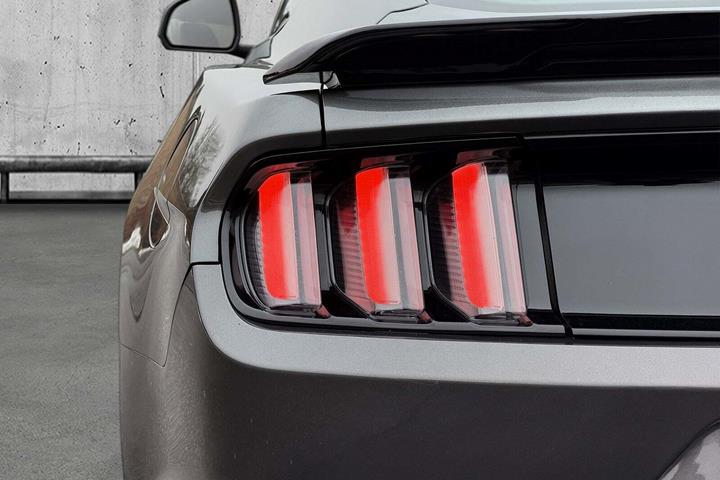 Grå Ford Mustang fra 2015