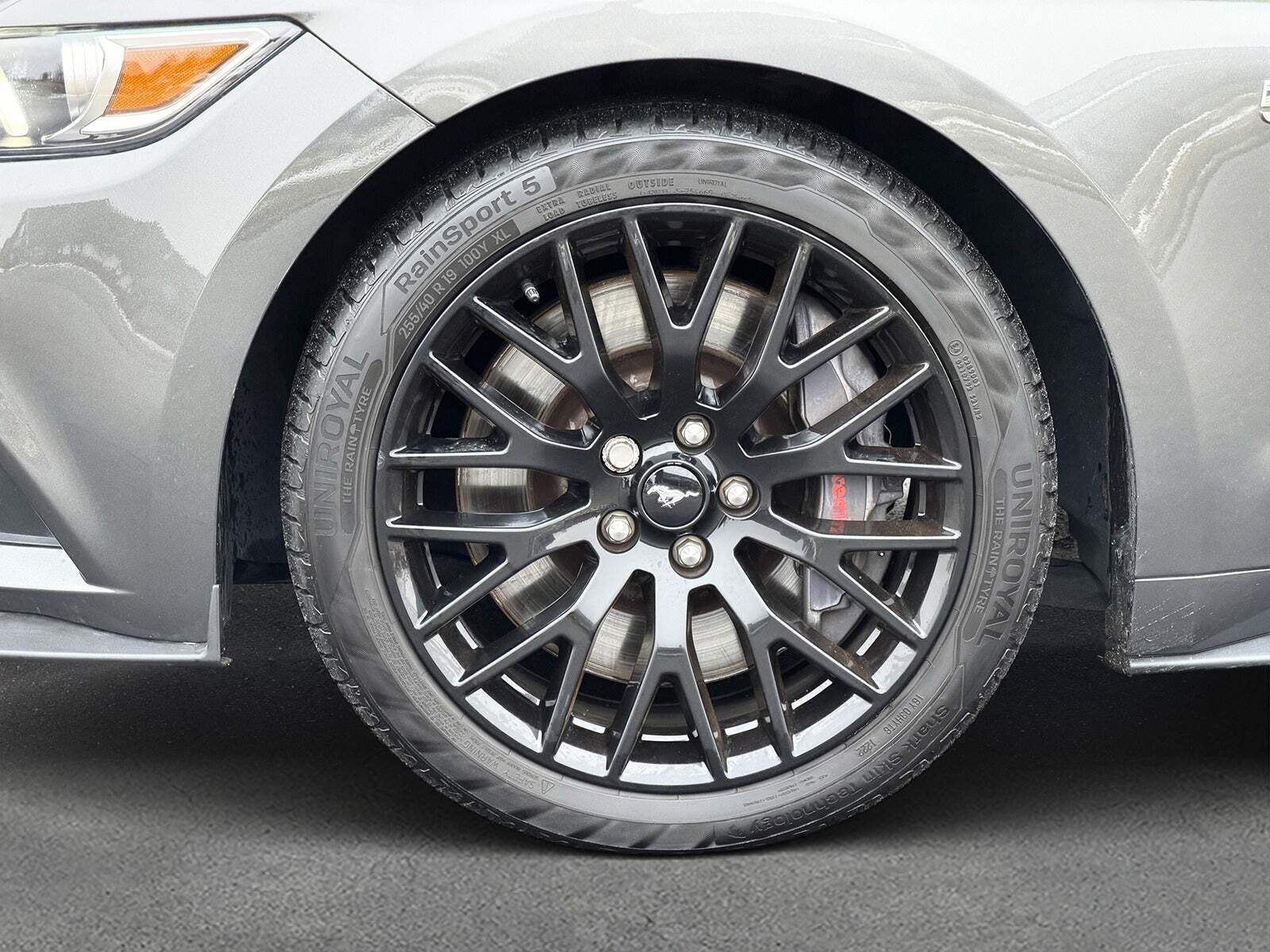 Grå Ford Mustang fra 2015