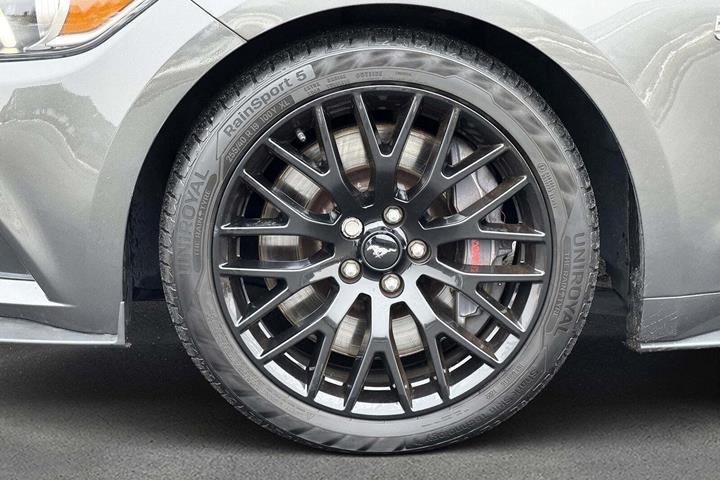 Grå Ford Mustang fra 2015