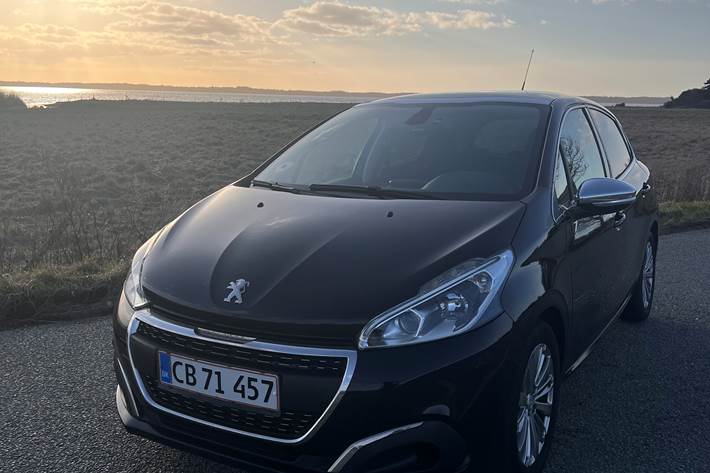 Sort Peugeot 208 fra 2018