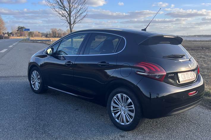 Sort Peugeot 208 fra 2018