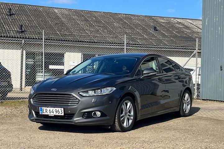 Grå Ford Mondeo fra 2015 set udefra