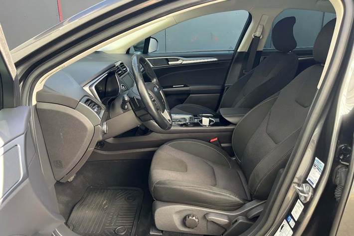 Grå Ford Mondeo fra 2015