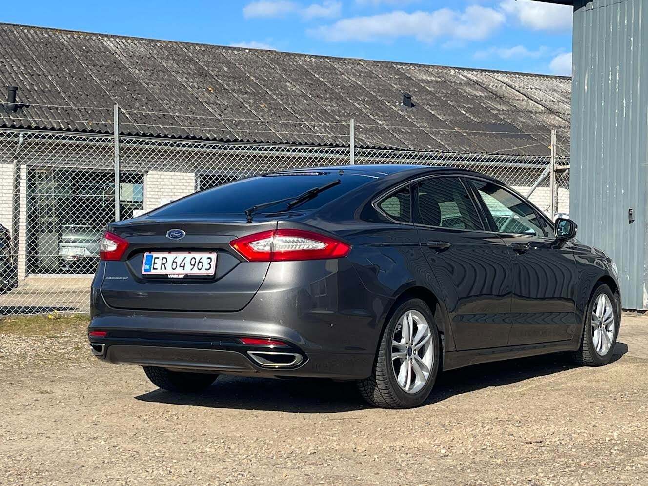 Grå Ford Mondeo fra 2015