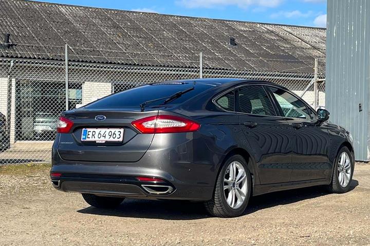 Grå Ford Mondeo fra 2015