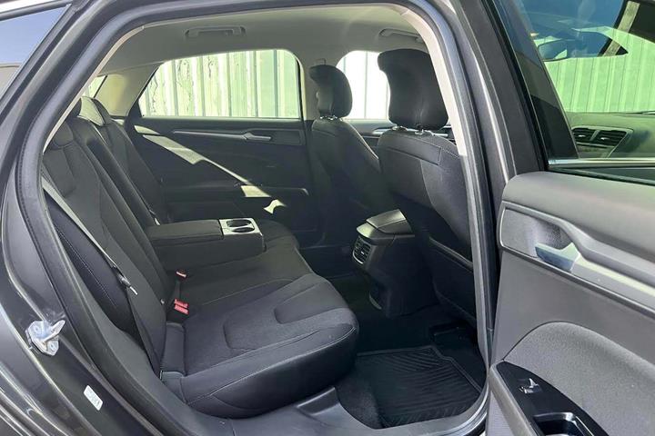 Grå Ford Mondeo fra 2015
