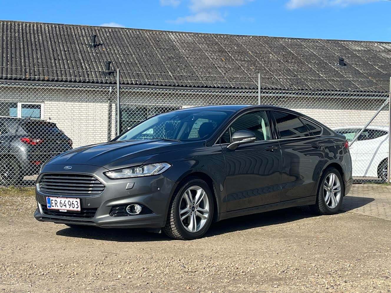 Grå Ford Mondeo fra 2015
