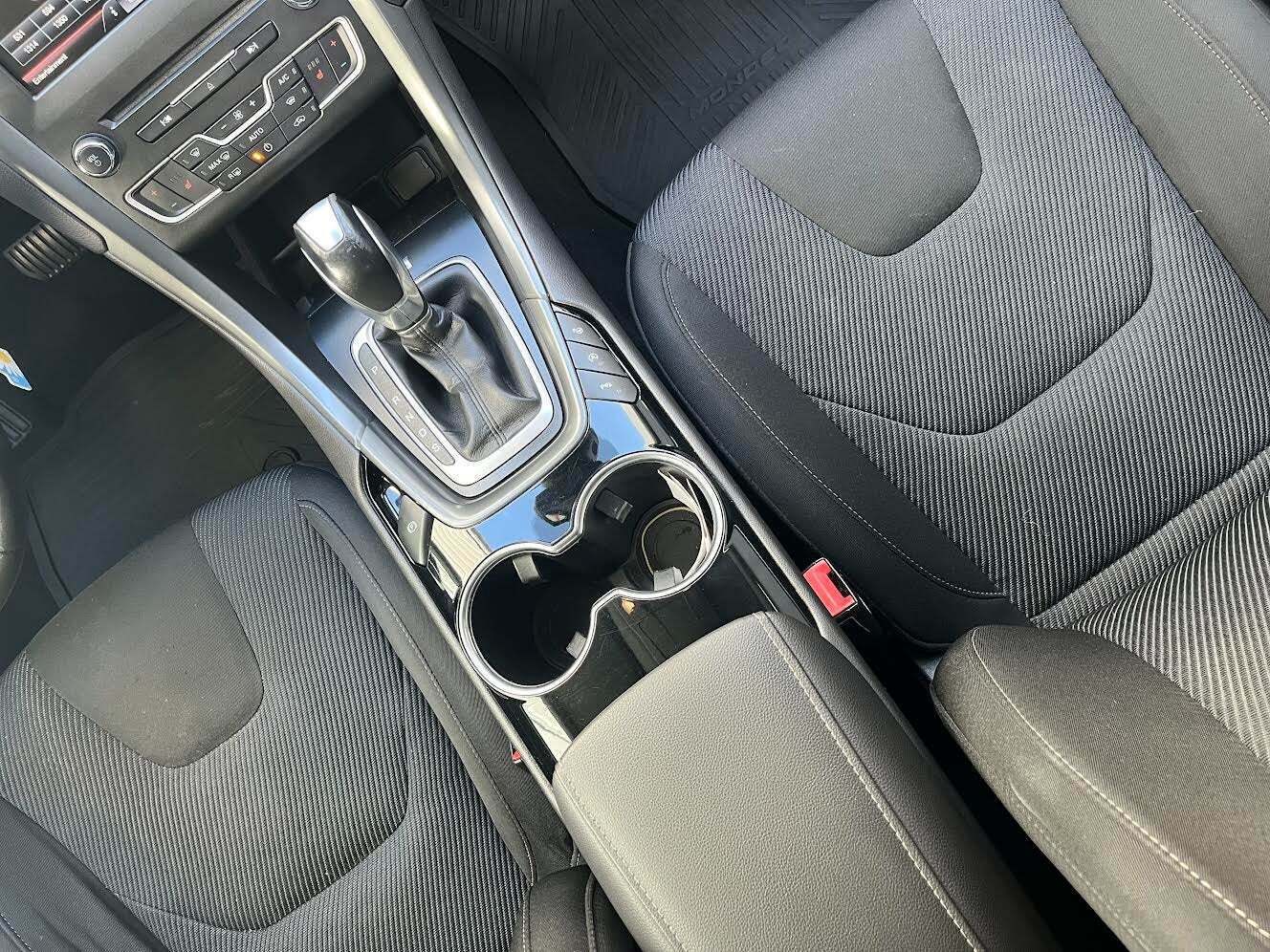 Grå Ford Mondeo fra 2015