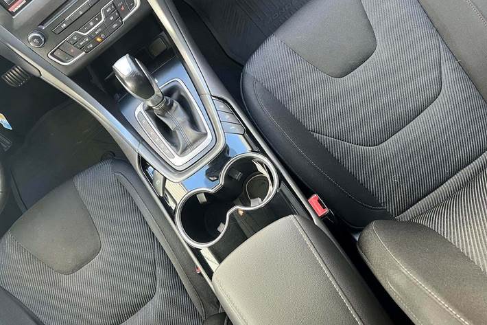 Grå Ford Mondeo fra 2015