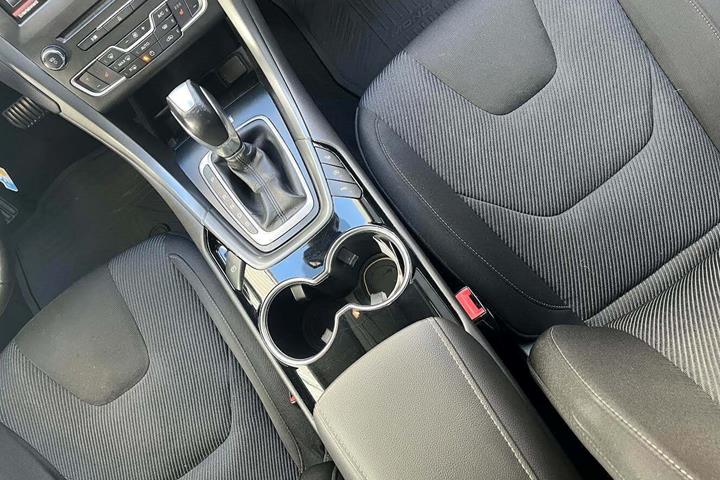 Grå Ford Mondeo fra 2015