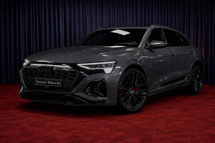 Rød Audi Q8 e-tron fra 2024