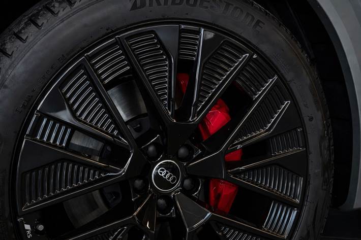 Rød Audi Q8 e-tron fra 2024