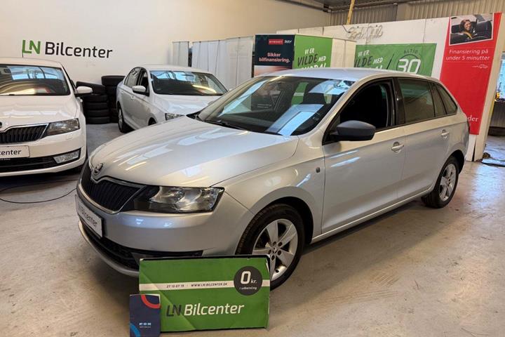 Sølv Skoda Rapid fra 2015 set udefra