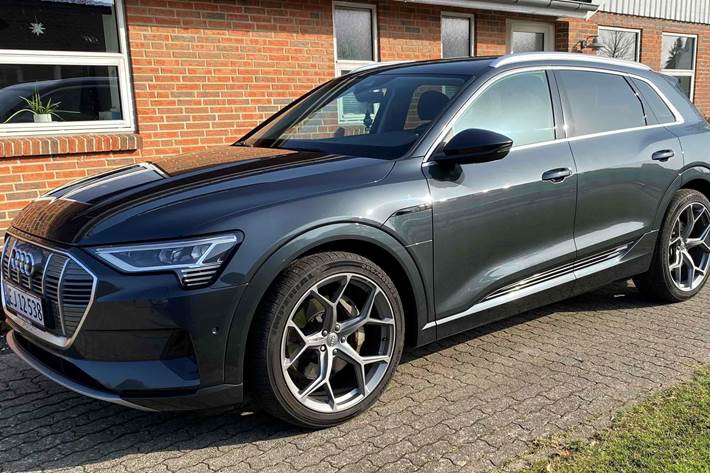 Grå Audi e-tron fra 2020