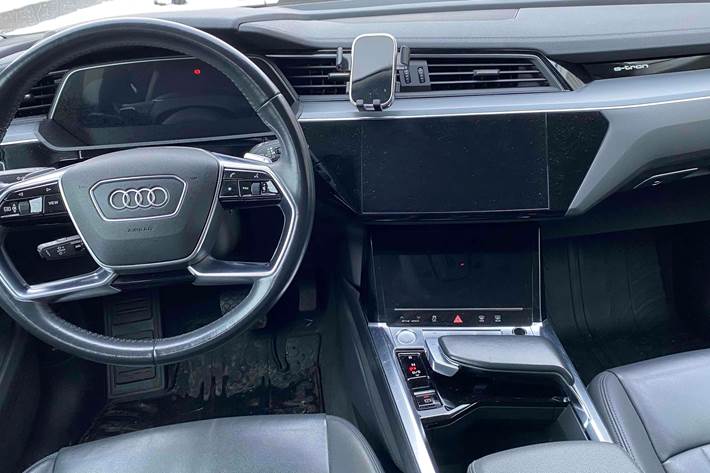 Grå Audi e-tron fra 2020