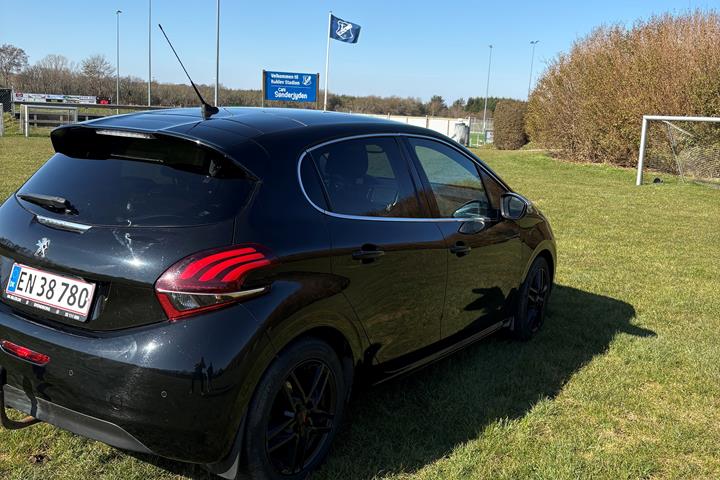 Sort Peugeot 208 fra 2018