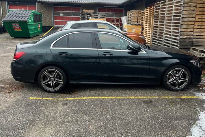 Grøn Mercedes C200 fra 2019