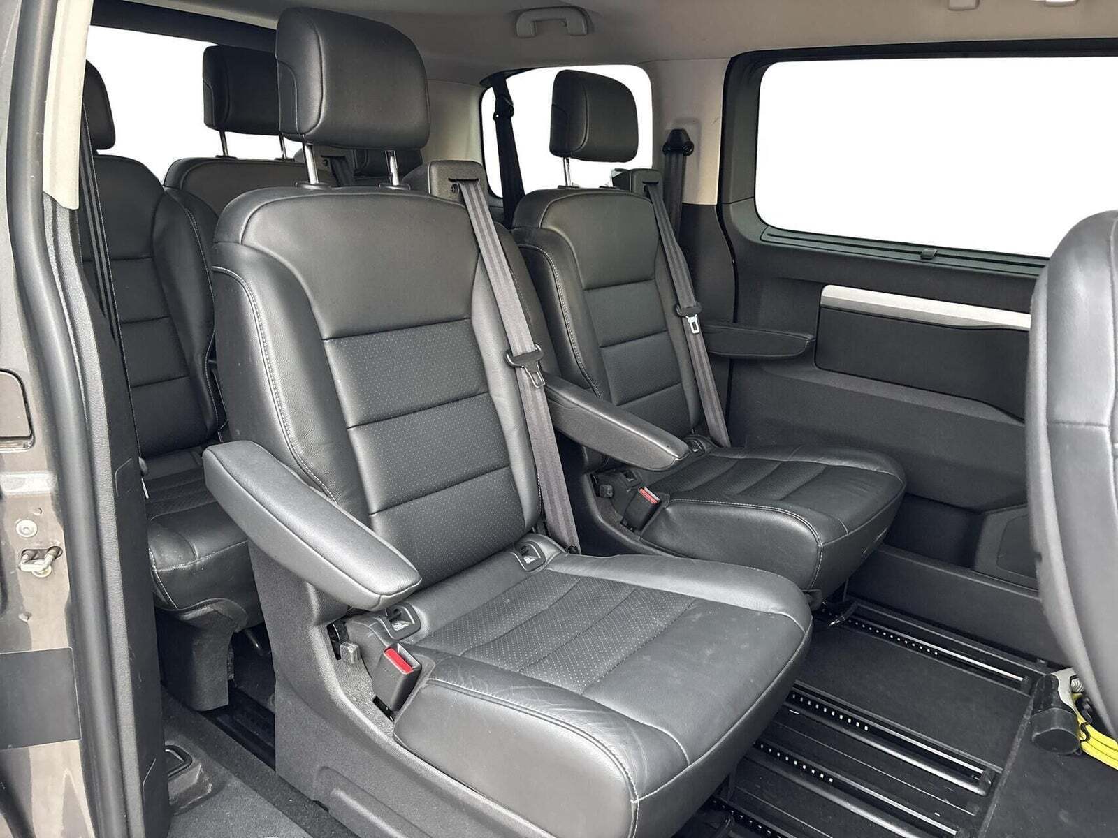 Grå Peugeot e-Traveller fra 2021