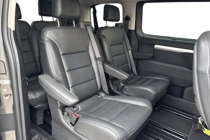 Grå Peugeot e-Traveller fra 2021