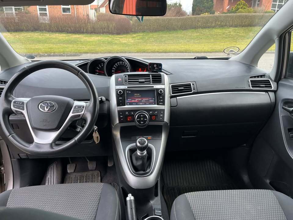 Grå Toyota Verso fra 2014