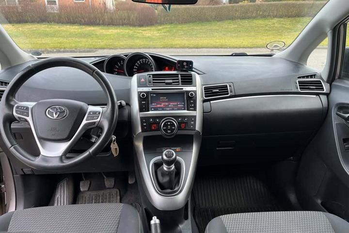 Grå Toyota Verso fra 2014