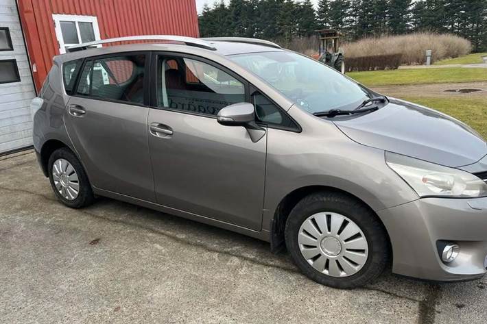 Grå Toyota Verso fra 2014