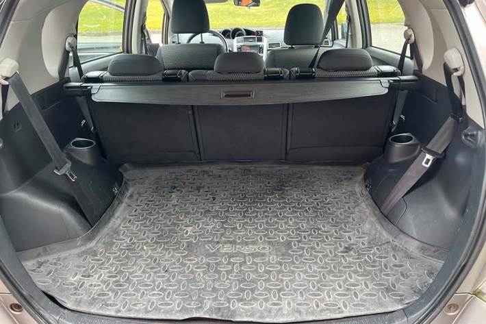 Grå Toyota Verso fra 2014