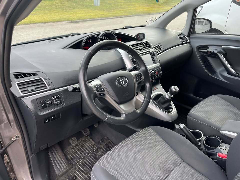 Grå Toyota Verso fra 2014