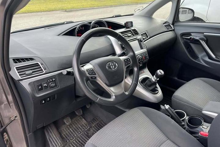 Grå Toyota Verso fra 2014