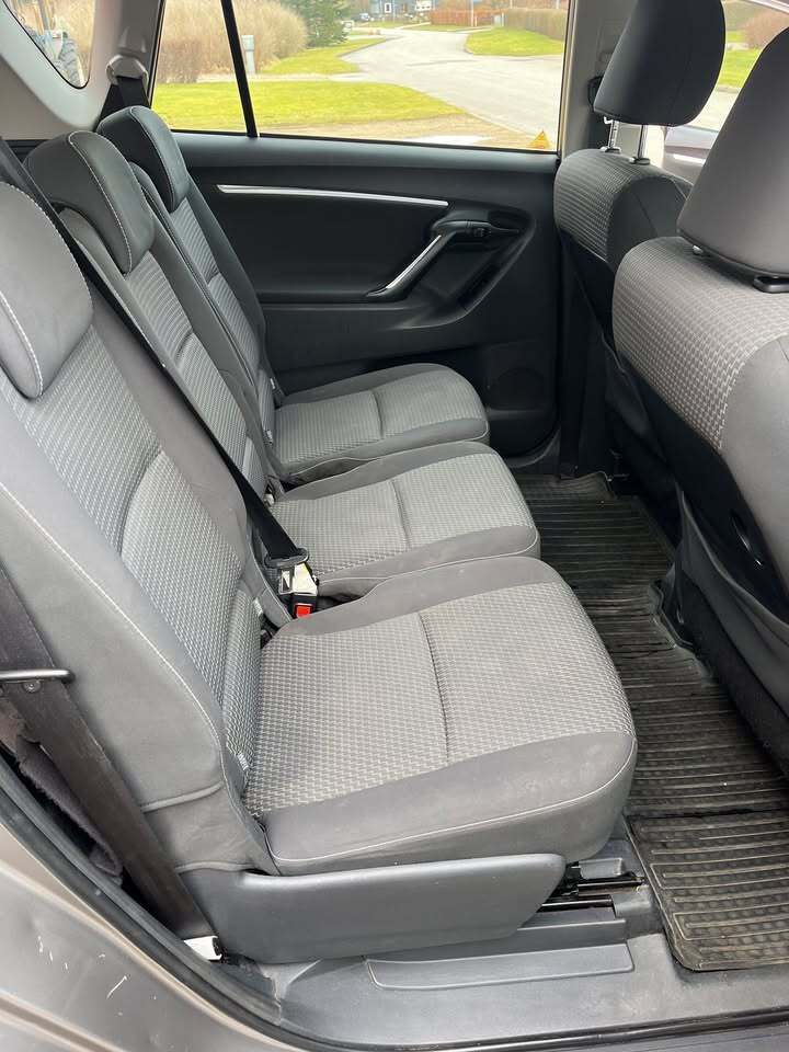Grå Toyota Verso fra 2014