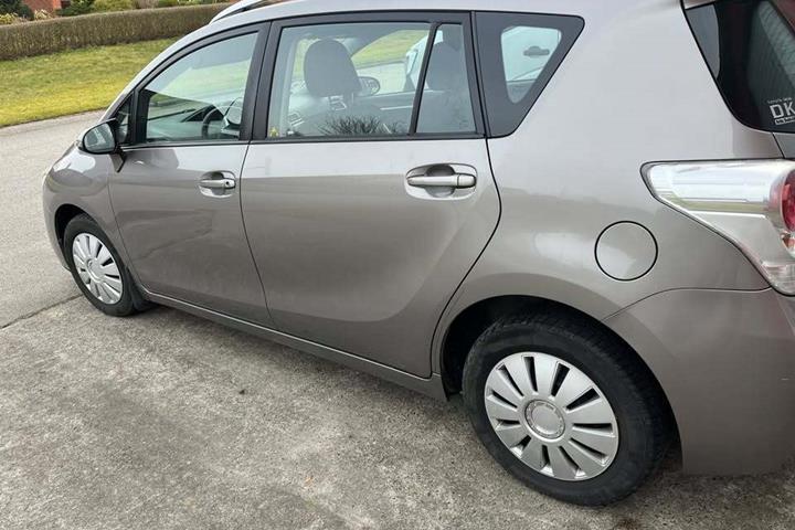 Grå Toyota Verso fra 2014