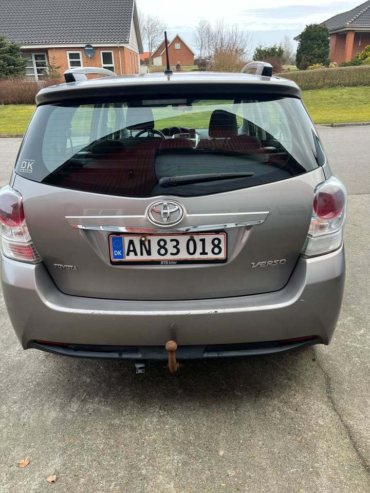 Grå Toyota Verso fra 2014