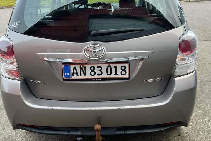 Grå Toyota Verso fra 2014