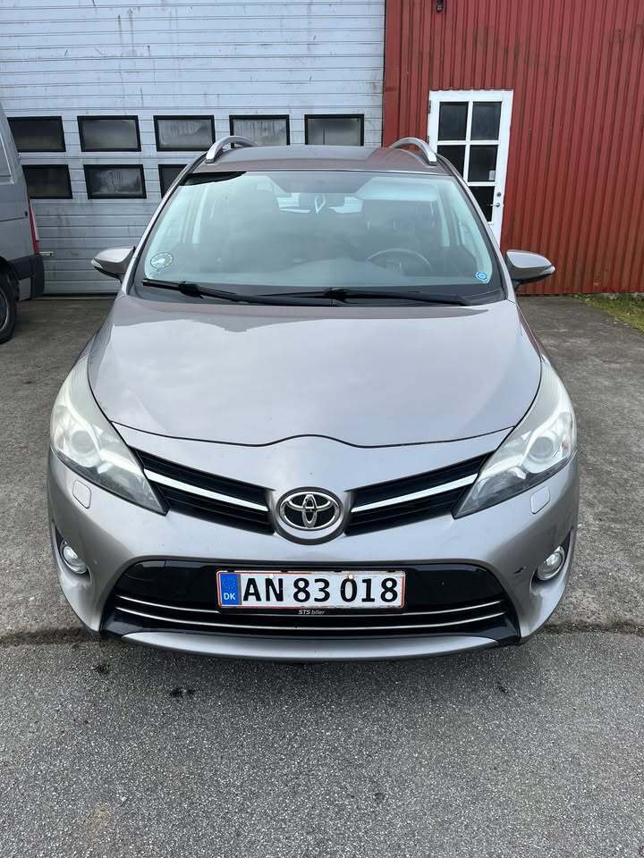 Grå Toyota Verso fra 2014