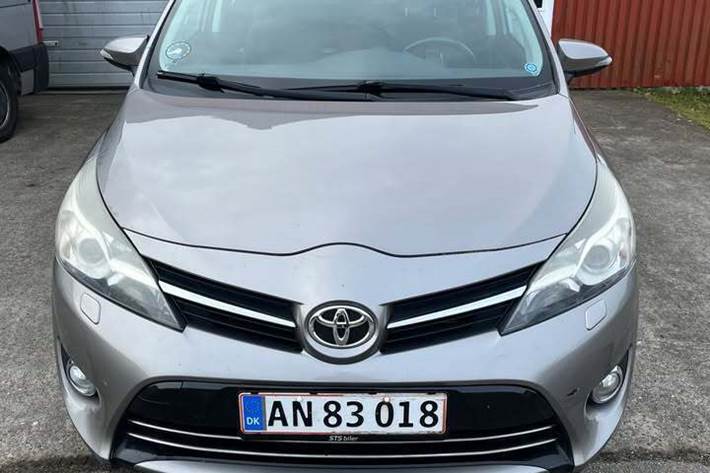 Grå Toyota Verso fra 2014