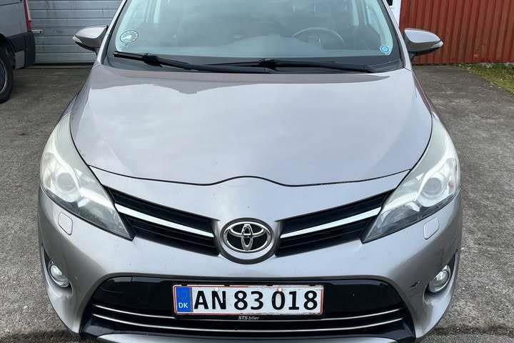 Grå Toyota Verso fra 2014