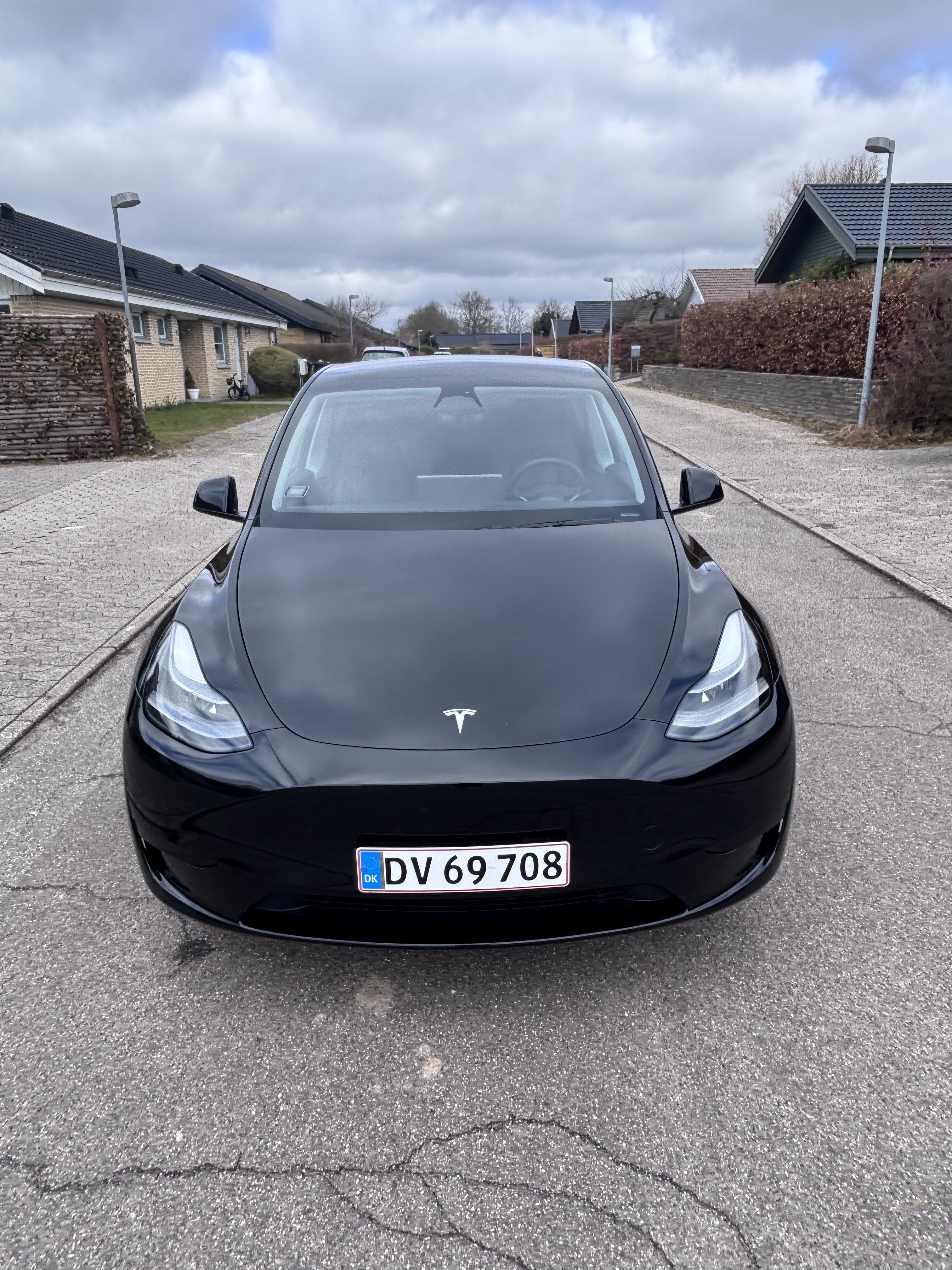 Sort Tesla Model Y fra 2023