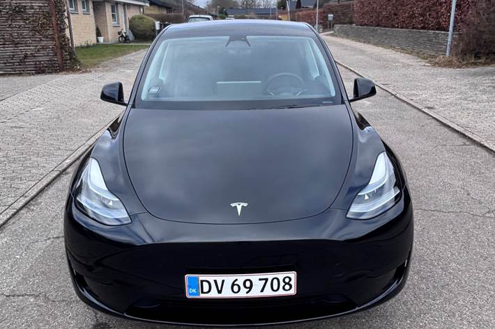 Sort Tesla Model Y fra 2023