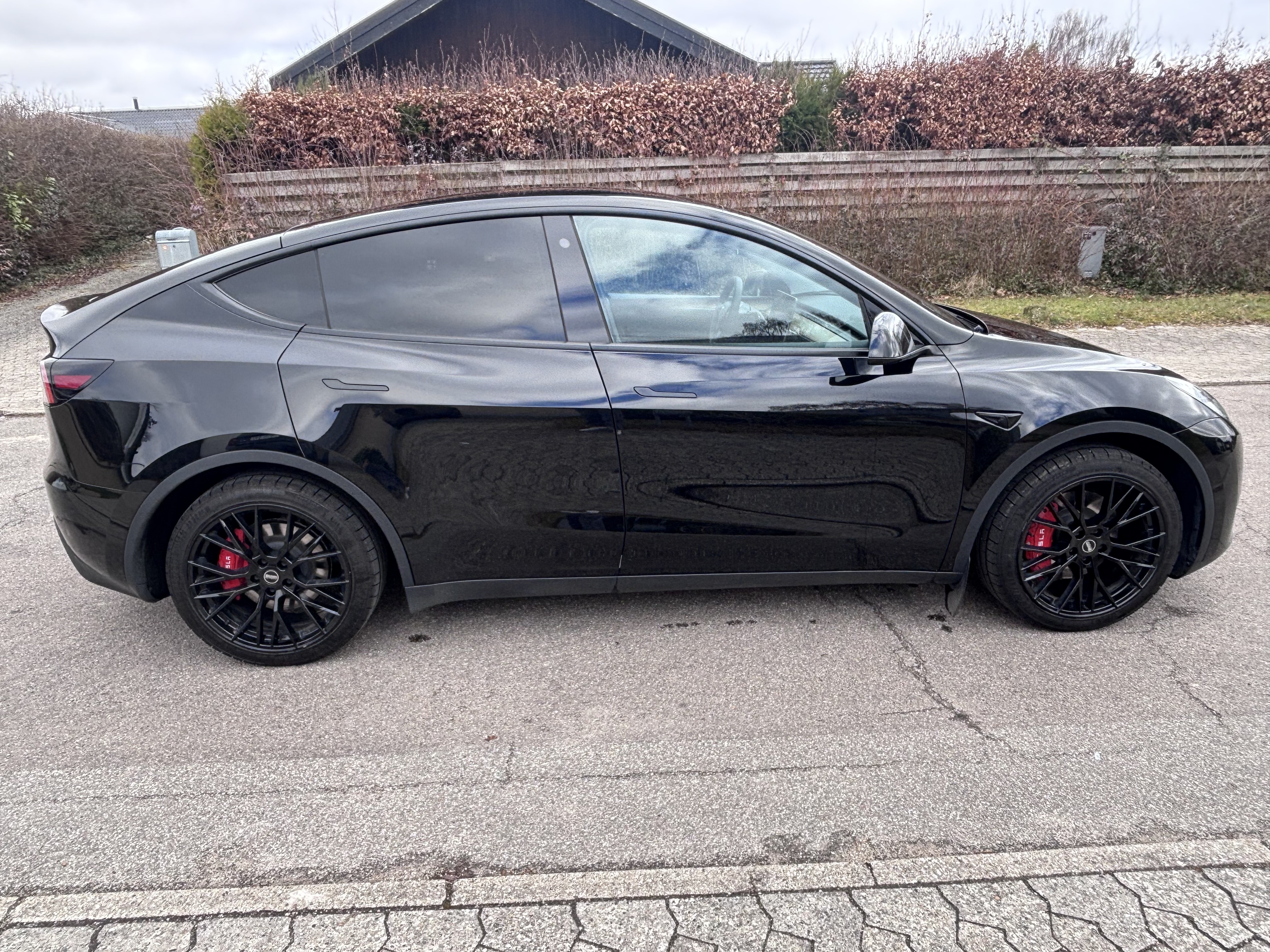 Sort Tesla Model Y fra 2023