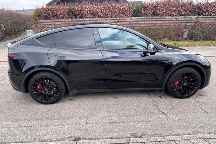 Sort Tesla Model Y fra 2023