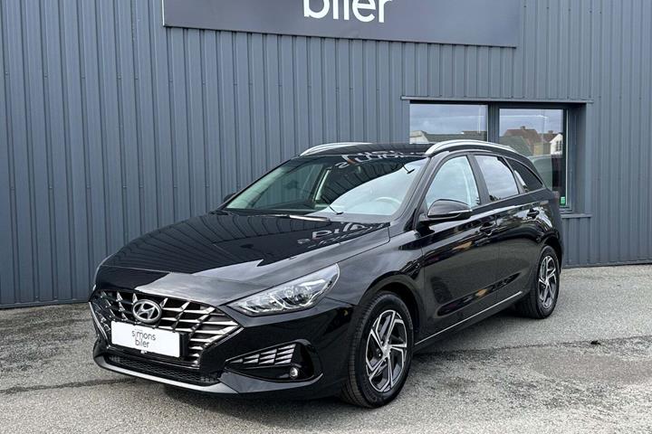 Sort Hyundai i30 fra 2023 set udefra