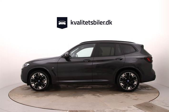 Grå BMW iX3 fra 2023