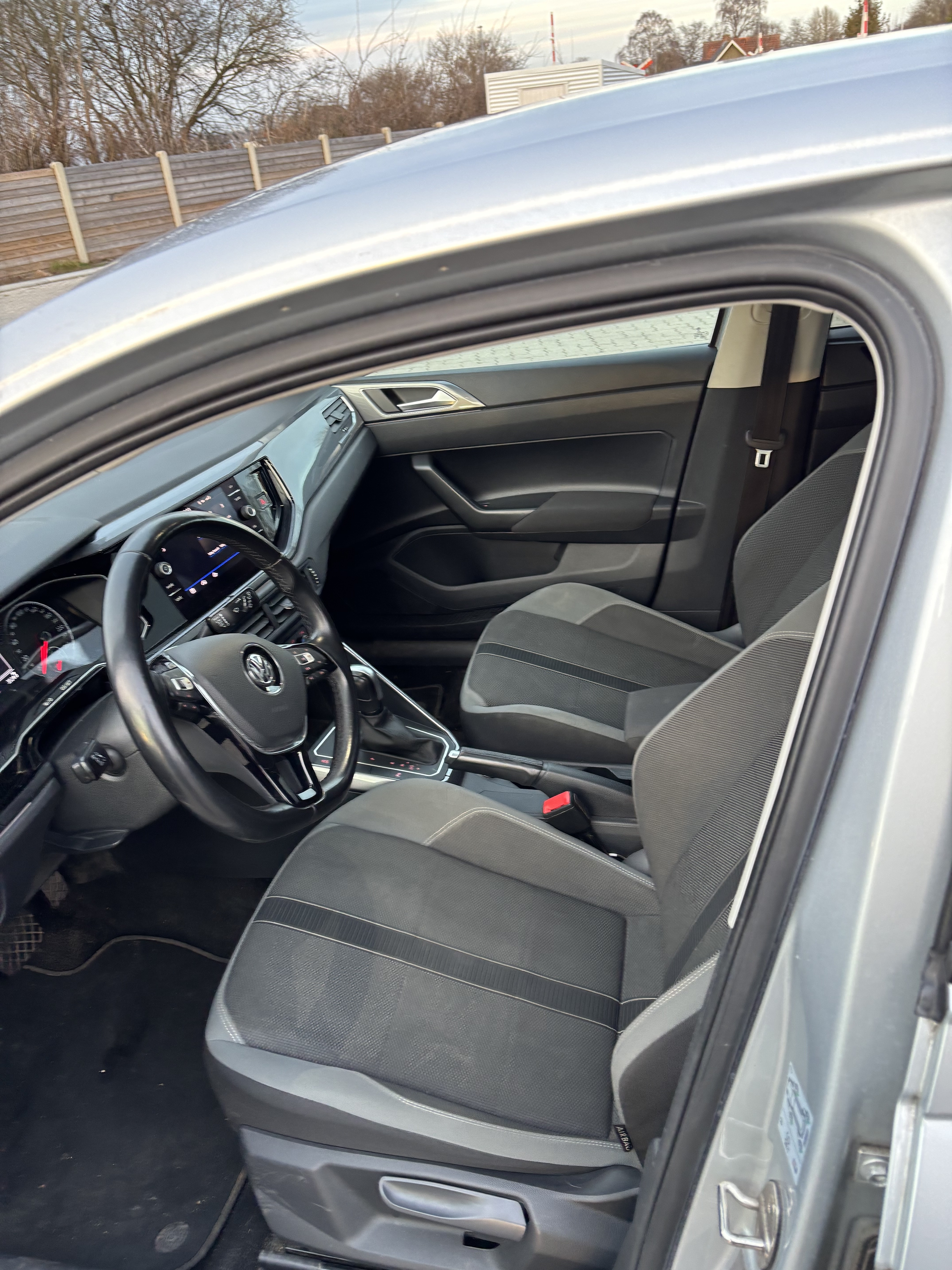 Grå VW Polo fra 2021