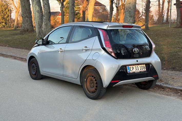 Grå Toyota Aygo fra 2016