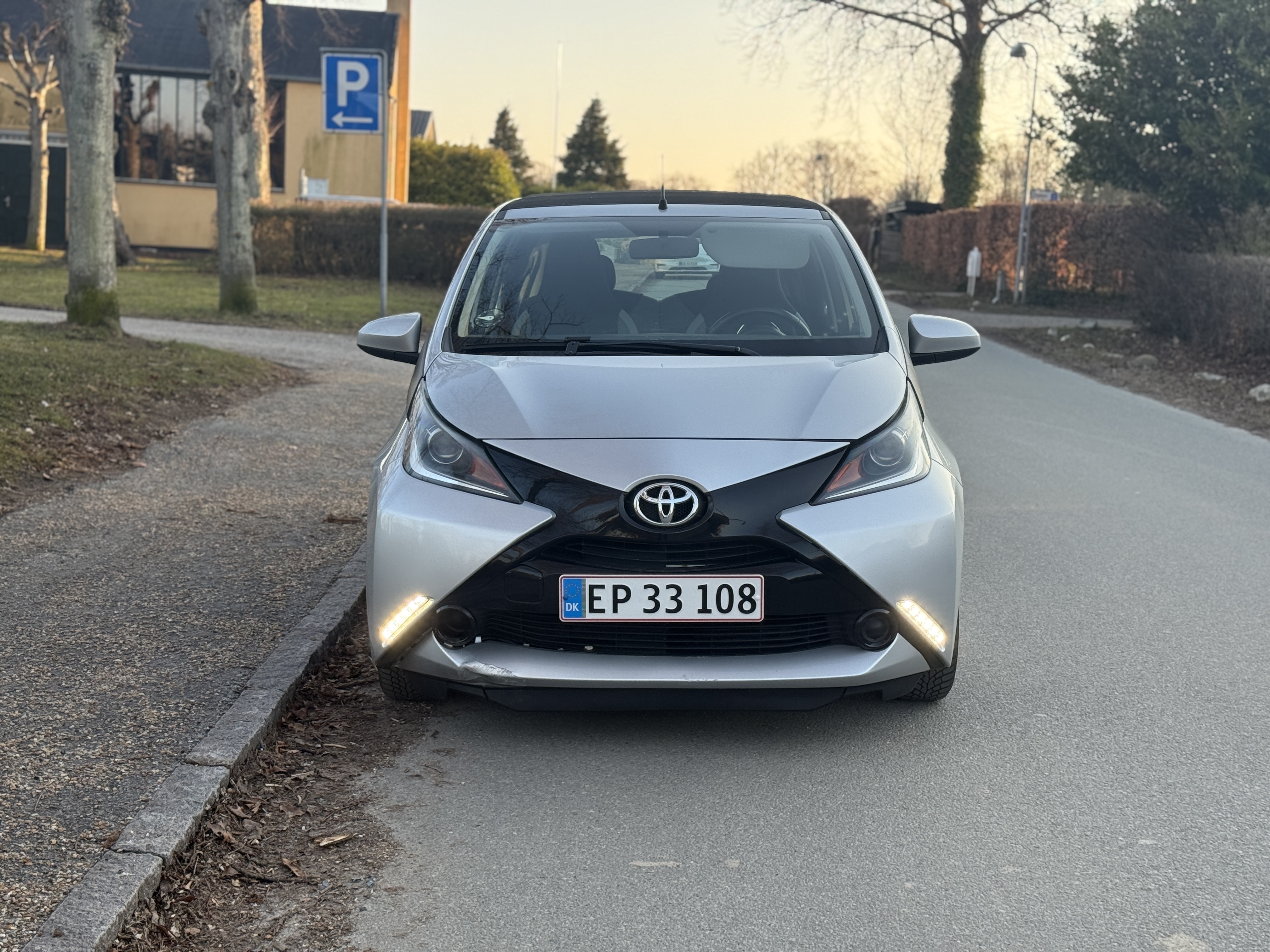 Grå Toyota Aygo fra 2016